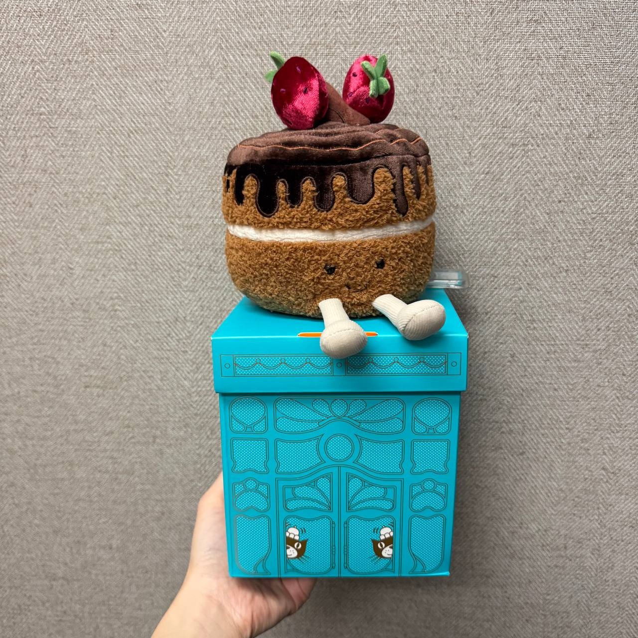 Jellycat x Harrods Glacy Chocolate Cake 草莓朱古力蛋糕- newvibeshk