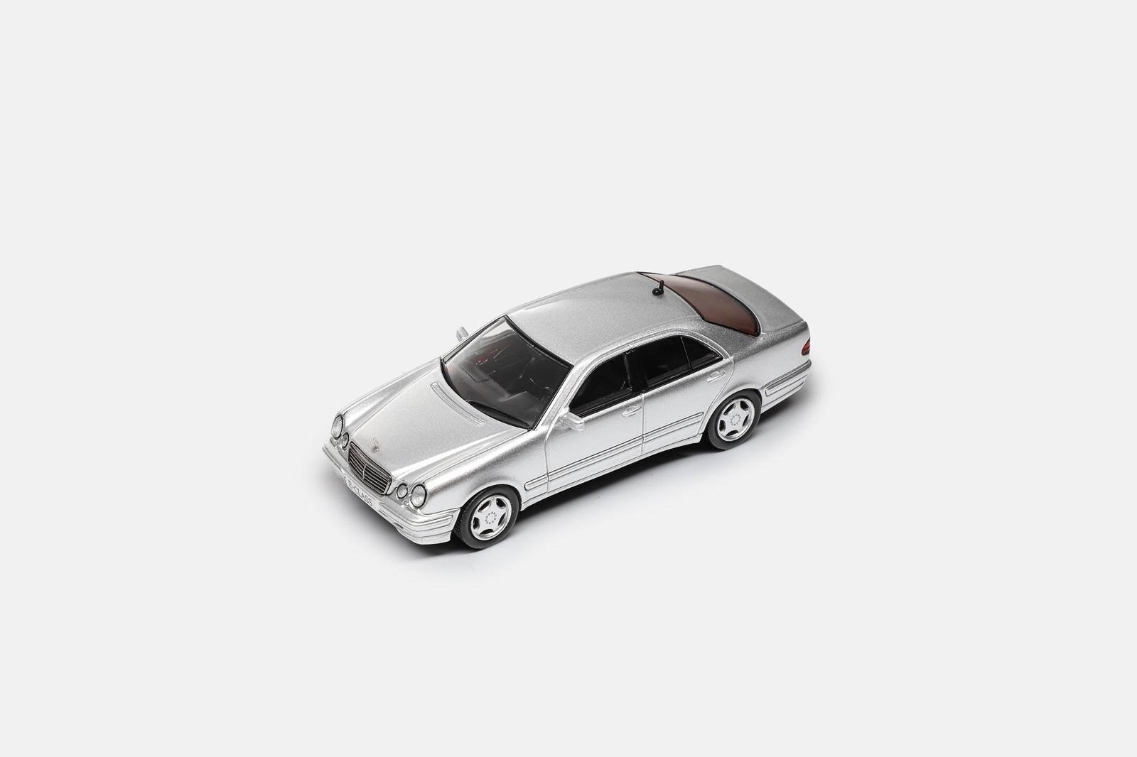 Maxwell 1/64 Mercedes-Benz E320 W210 Diecast Model (4 Colors 