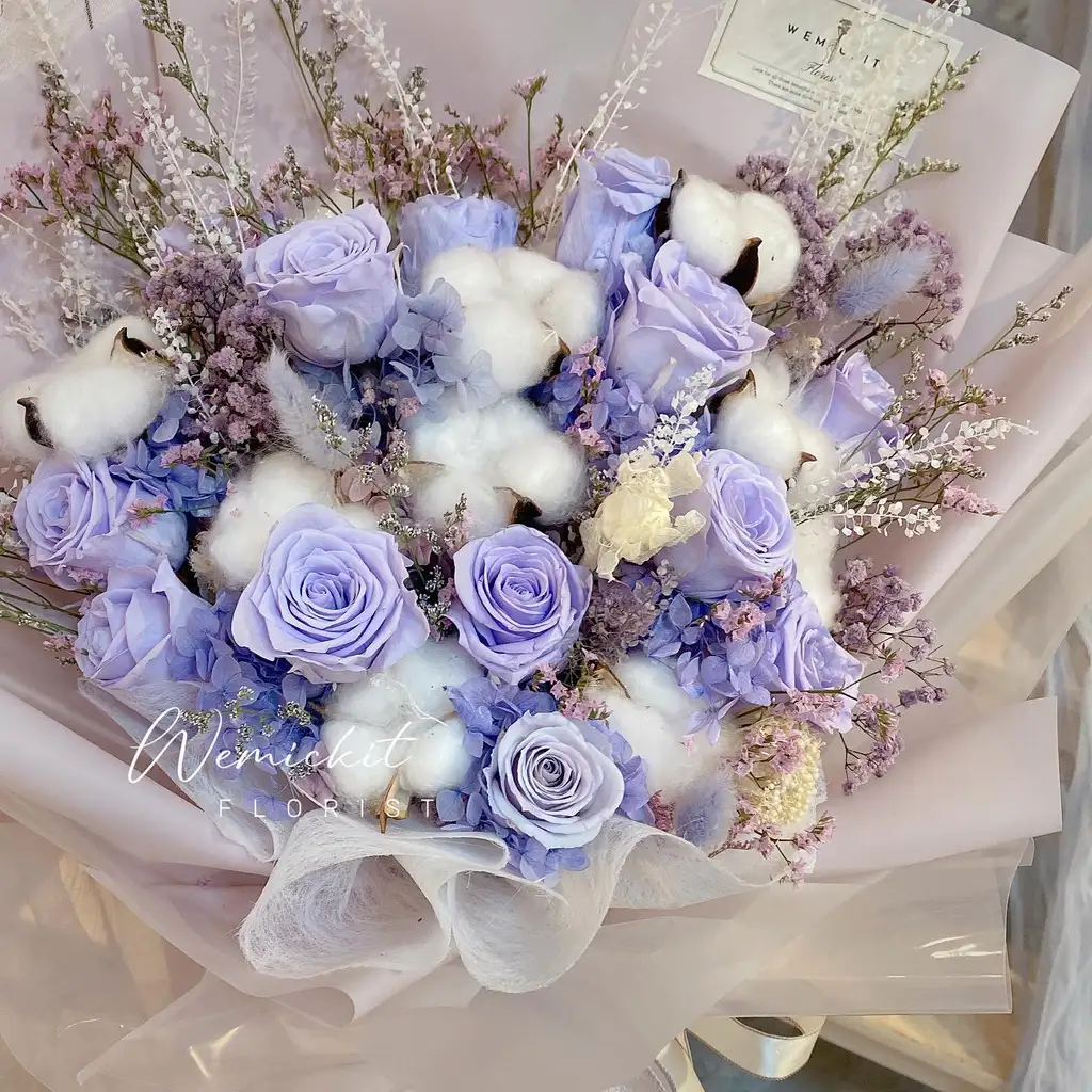玫瑰花卉 3️⃣3️⃣朵红玫瑰🌸 RM 110 🤍 颜色：09号🕊️ ​ ​附送LED 💕