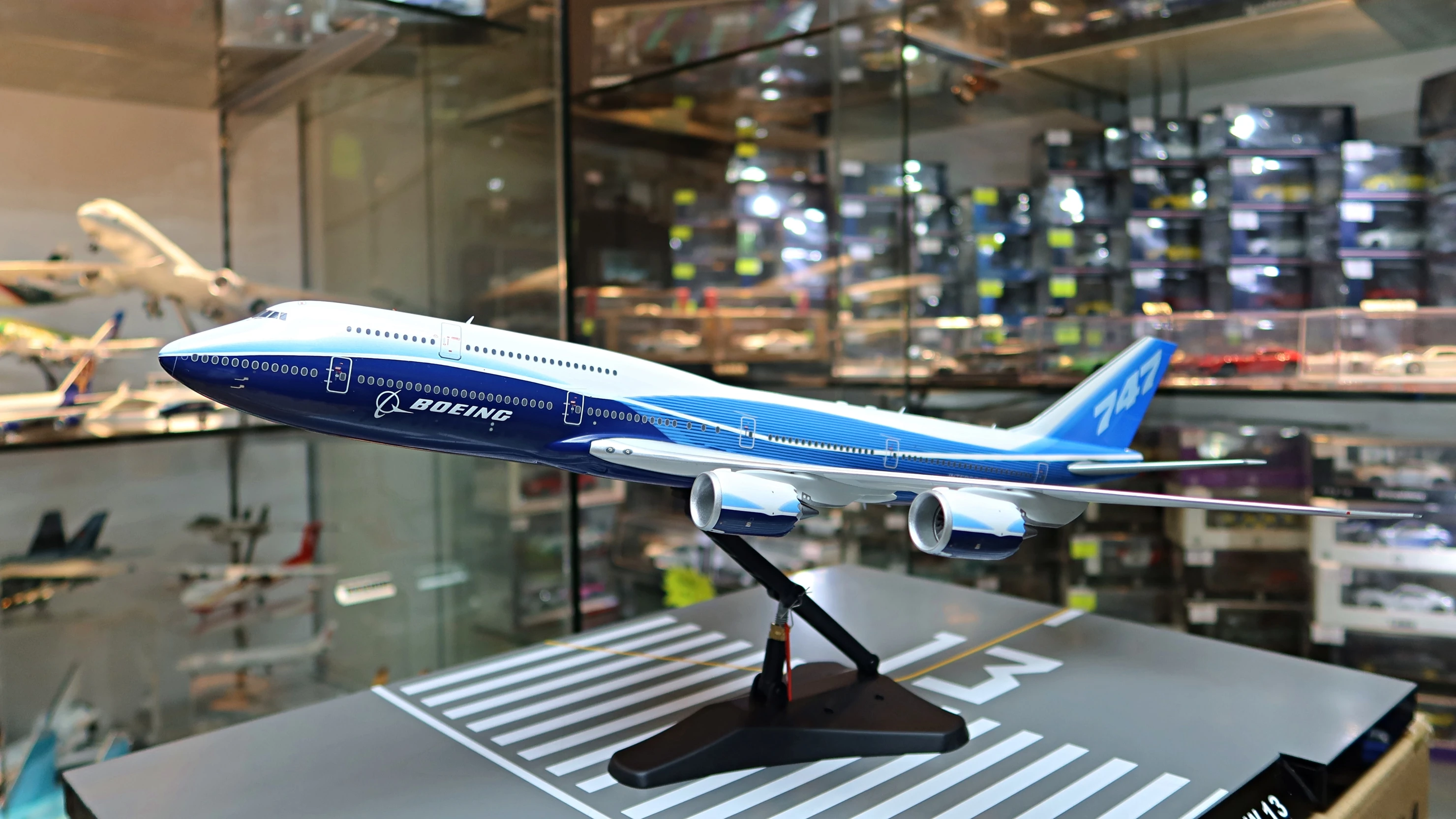 ボーイング 747-8i ハウスカラー 1/200 Amazon | ホーガンウィングス B B747-8F ボーイング・ハウス