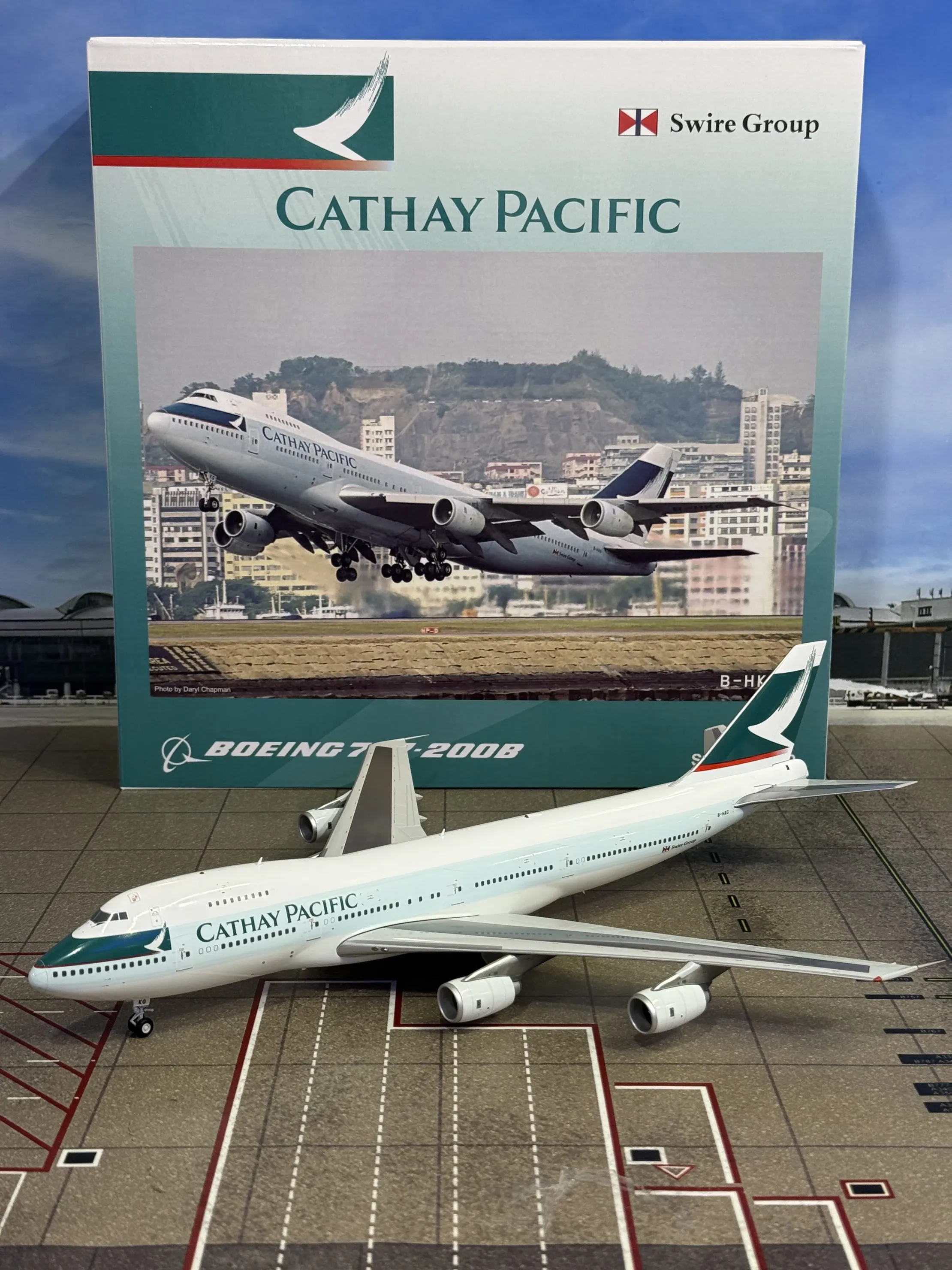 CM SC Model SC2742001/A 1:200 Cathay Pacific B747-200 B-HKG