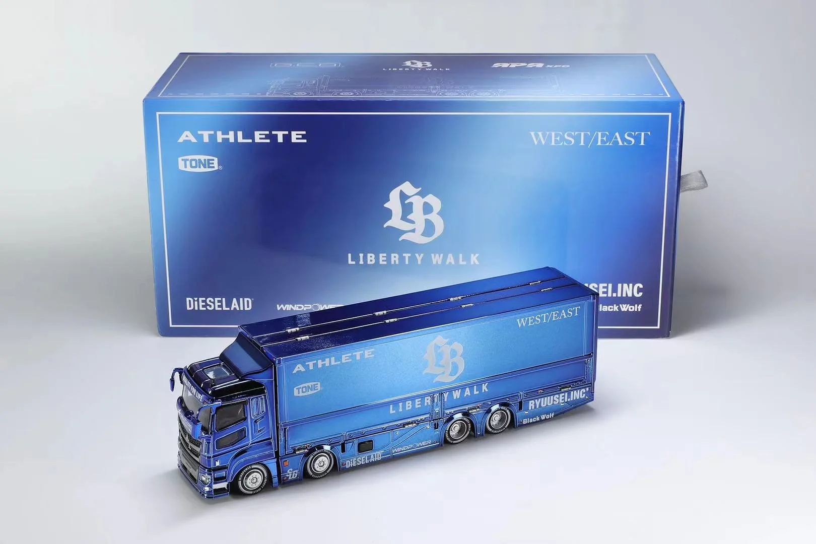 GCD 1/64 Mitsubishi FUSO Super Great LBWK Trucks Chrome Blue