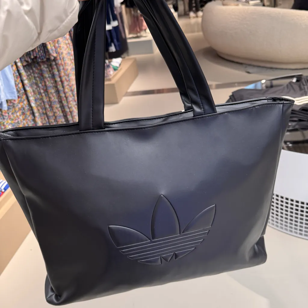 ADIDAS【送料込】POLYUREYJANE OUTLINE TREFOIL SHOPPER BAG Adidas Original Polyurethane Outline Trefoil Shopper Bag