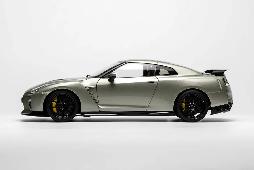 Motorhelix 1/18 Nissan GT-R R35 Track Edition Engineered by Nismo