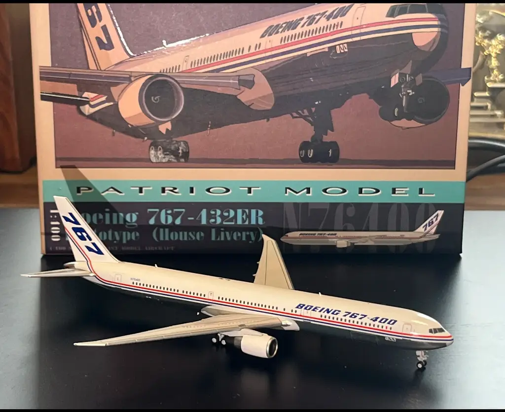PT Model PT-400-012 1/400 Boeing 767-432ER N76400 