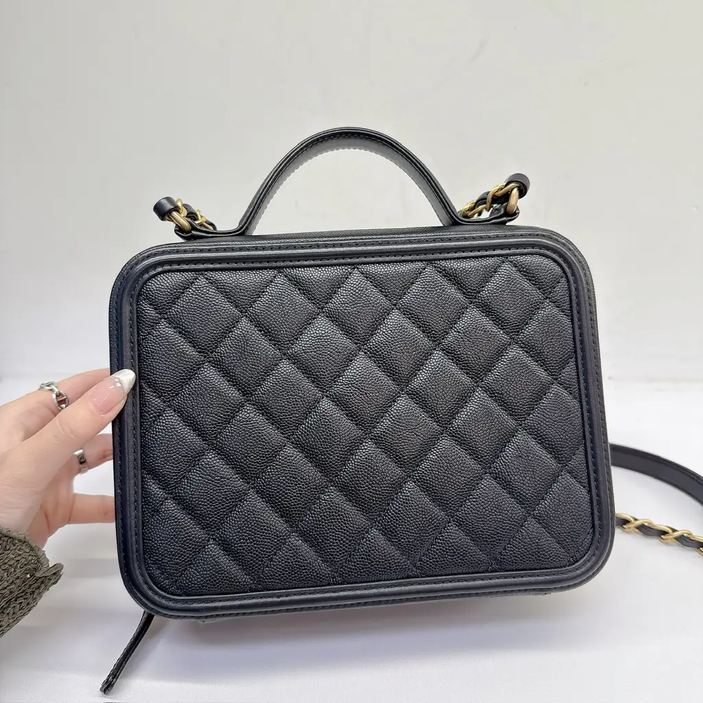 YL [ pre-owned ] Chanel vanity case 21cm ( Black / Ghw